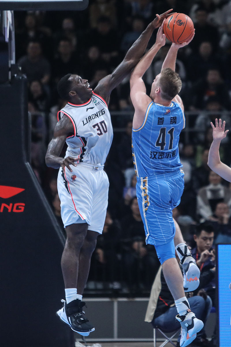 米兰体育-波兰男篮险胜鹈鹕，巴恩斯一己之力扛起全队