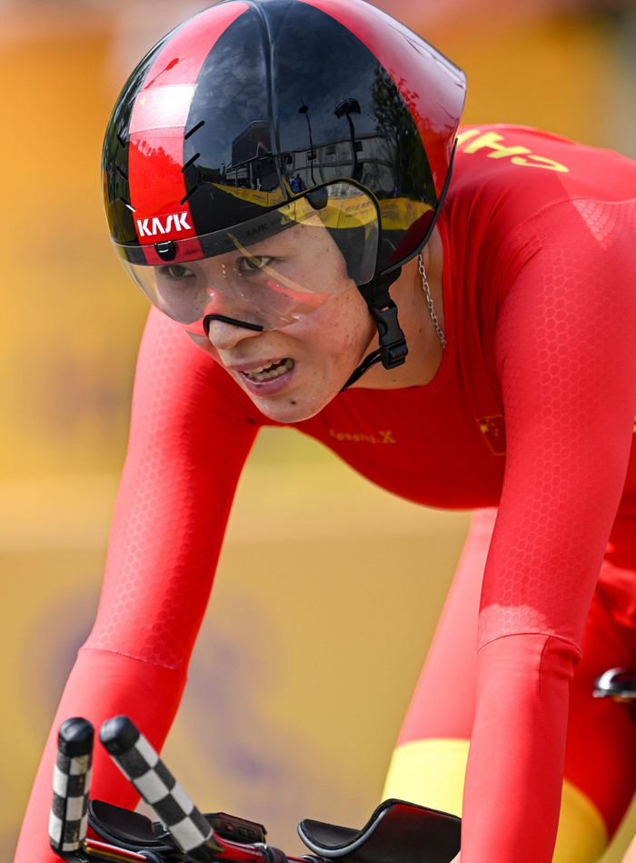 包含乌兹别克斯坦选手赢得喝彩，高举头盔庆祝的词条