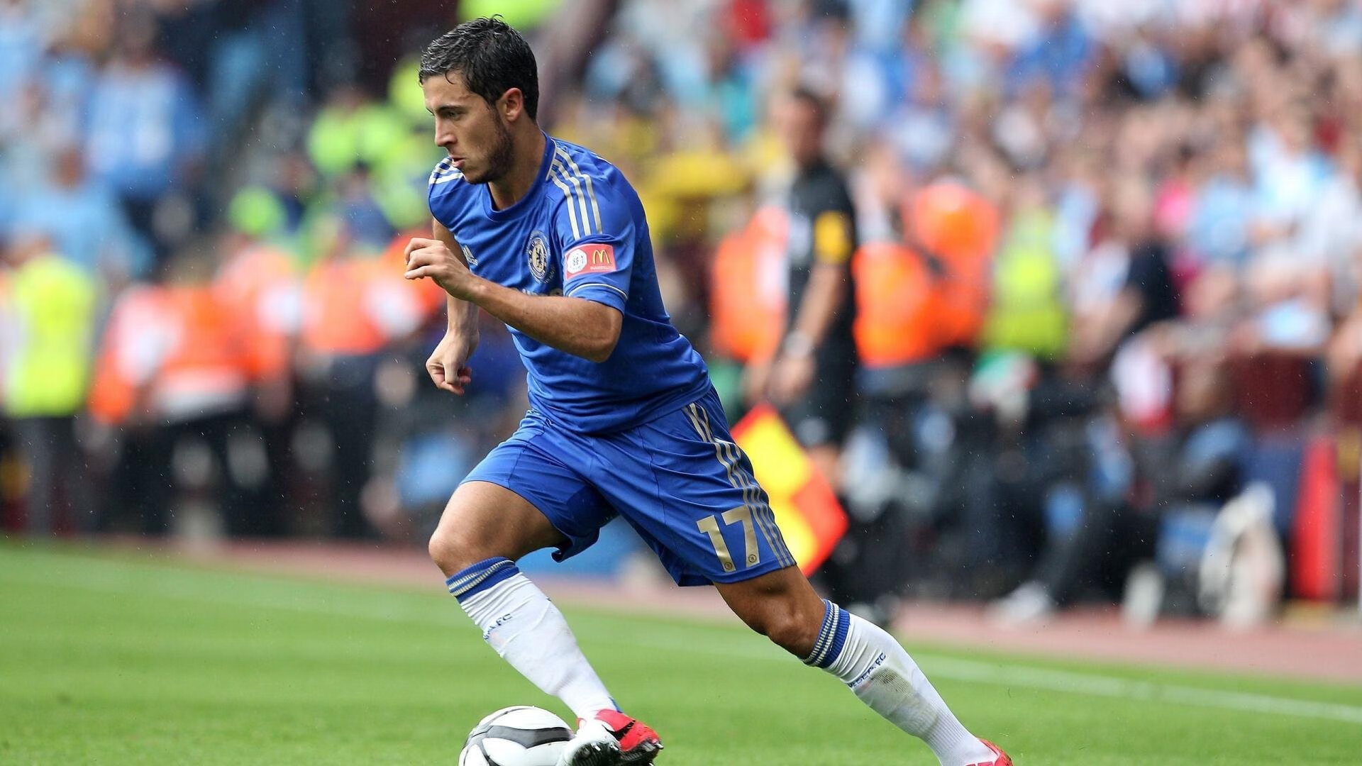 米兰体育官网-布伦森点燃赛场，新疆队斩落雷霆