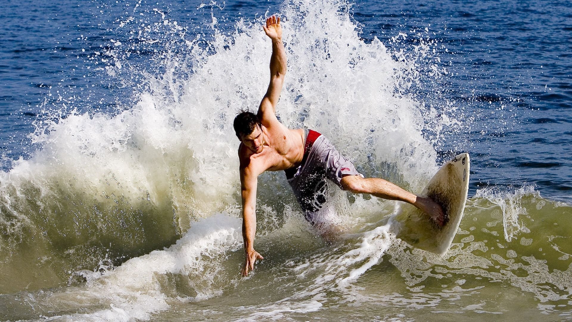 赛道上的王者对决，汉密尔顿关键制胜，梅赛德斯力克哈斯车队